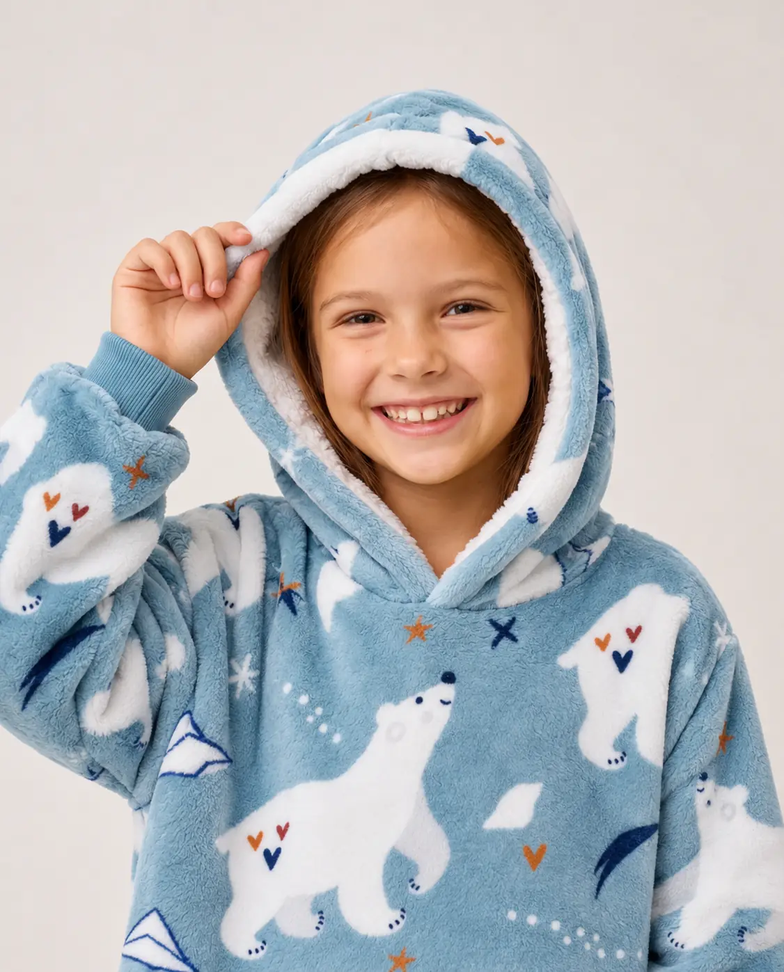 Close-up of a girl lifting the hood of the Polar Bear Kids Moffli