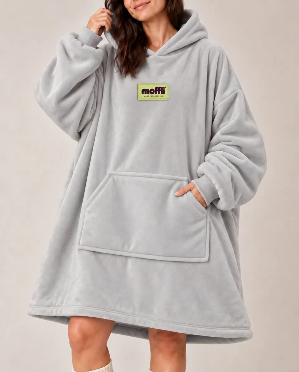 Detail of the kangaroo pocket, wide sleeves and grey cuffs