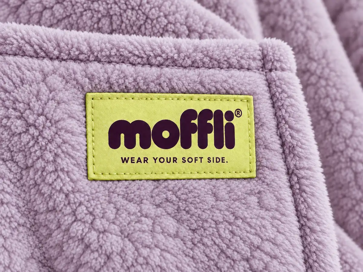 Tessuto lilla morbido con etichetta pistacchio moffli® Wear your soft side.