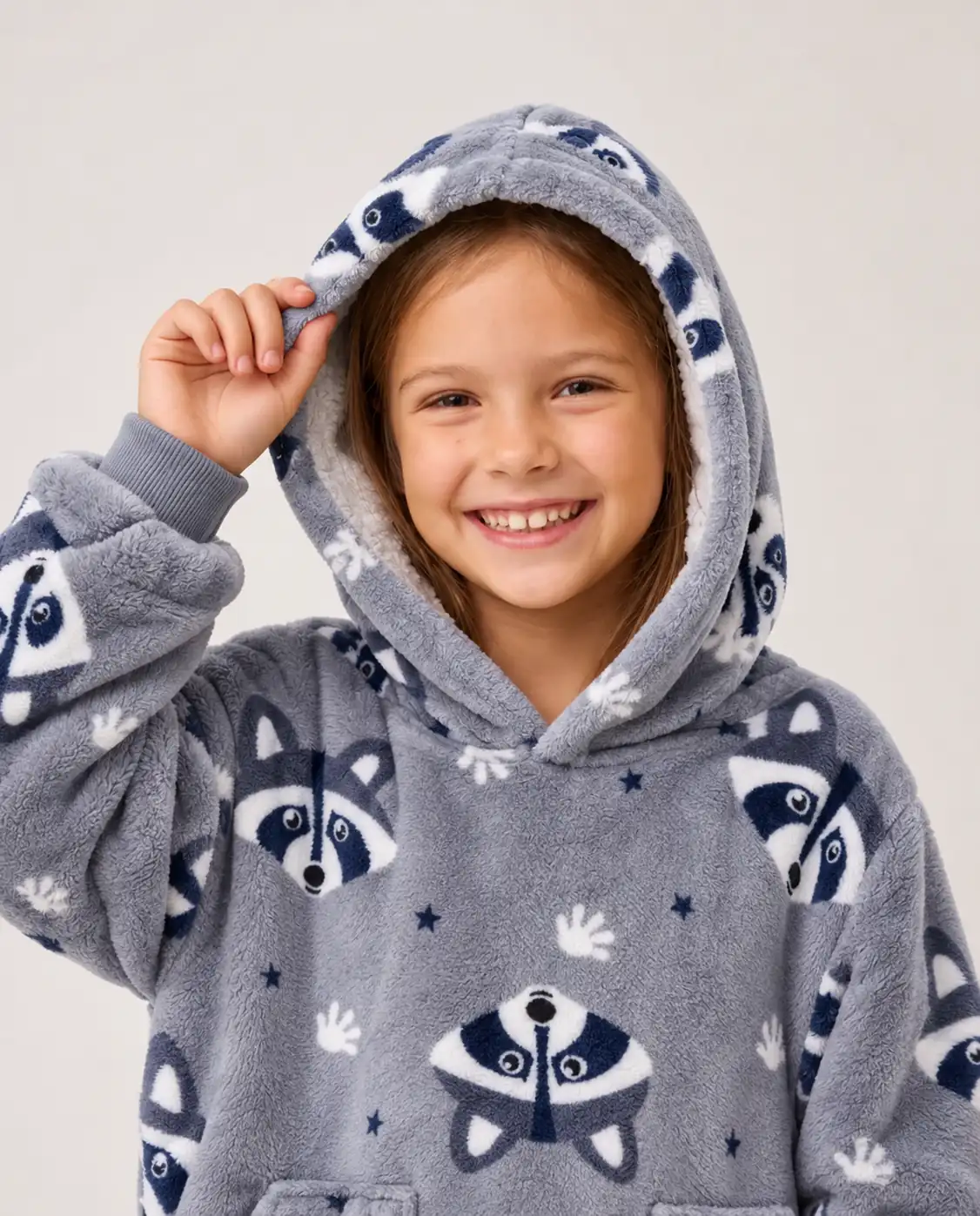 Close-up of a girl lifting the hood of the Raccoon Kids Moffli